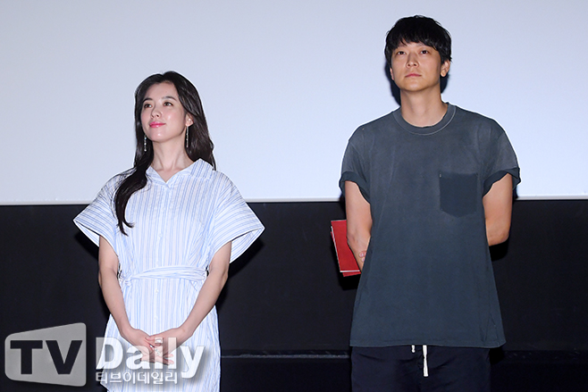 The movie Illang: The Wolf Brigade (director Kim Ji-woon and production Lewis Pictures) stage greetings were held at Lotte Cinema Suwon in Gwon Seon-gu, Suwon, Gyeonggi-do on the afternoon of the 29th.Actors Han Hyo-joo and Gang Dong-Won attending the stage greetings are looking at the audience.Illang: The Wolf Brigade is set in 2029 of chaos, when anti-unification Terrorist organization emerged after the two Koreas declared a five-year plan to prepare for unification.It is a film about the performance of Human Weapon Illang: The Wolf Brigade, which is called a wolf in a breathtaking confrontation between police organizations and the Ministry of Public Security, an intelligence agency.Illang: The Wolf Brigade stage greetings