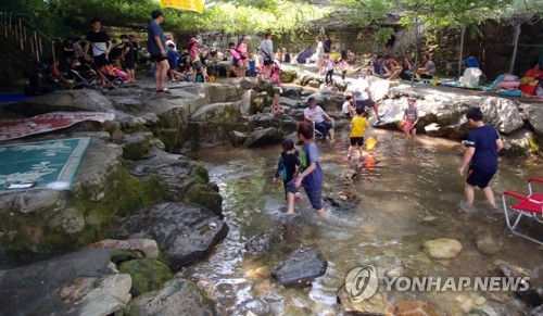 피서객 몰린 계룡산 계곡[연합뉴스 자료사진]