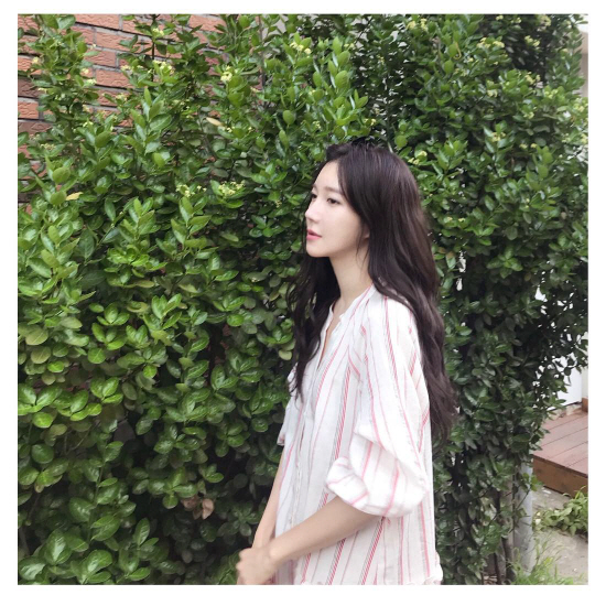 Actor Lee Ji-ahh boasted picturesque visuals.Lee Ji-ahhh posted a picture of her side on her instagram on the 29th.In the photo, Lee Ji-ahhh showed a pure appearance with her right skin. She became more beautiful and created a mysterious atmosphere and captivated her eyes with unrealistic doll Beautiful looks.On the other hand, Lee Ji-ahhh plays Sun Woo-hye, who has the key to the case, as a person who draws Lee Da-il (Choi Daniel) and Jung Yeo-ul (Park Eun-bin) into a strange case in KBS 2TVs new drama Detective of the Day scheduled to air in August.