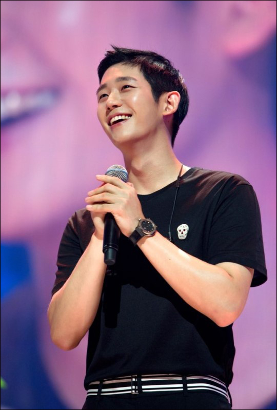 Actor Jung Hae In finished the first fan meeting in Korea successfully.Jung Hae In held a special time with fans at the Kyunghee University Peace Hall on the 28th, 2018 Jung Hae In Smile fan meeting in Seoul (2018 JUNG HAE IN SMILE FAN MEETING IN SEOUL).On this day, fan meeting added meaning to the finale stage prepared by Jung Hae In, who has been on Asian tour from Taipei to Bangkok, Hong Kong, Manila and Ho Chi Minh to meet domestic fans.This fan meeting is the first fan meeting in Korea to commemorate the fifth anniversary of its debut.Jung Hae In opened the fan meeting with Drama While you are asleep OST I miss you today.Since then, Drama has set the stage with Stand by your man, an OST of Bob Good Sister, Lee Moon-ses Love So Send, and Sanulim Your Meaning.In the following talk, Jung Hae In has been talking about the emotions at the time of acting from the episode about the work, and has set up a time to communicate more closely with the fans through corners such as Smile Together and Jung Hae Ins Challenge.Jung Hae Ins limited-end fan service continued to the end of fan meeting: Thank you for loving me without condition and for supporting me, which I am very short of, a letter written to fans directly.At this moment, everyone here with this time is so precious and precious. I will try harder for the fans who have come to the precious time today so that I can show good performance and good appearance.I love you sincerely and respect you. Jung Hae In, who finished the stage of 4Time, impressed all the 3,000 audiences who attended the fan meeting for the fans who were disappointed with the breakup and the high touch.