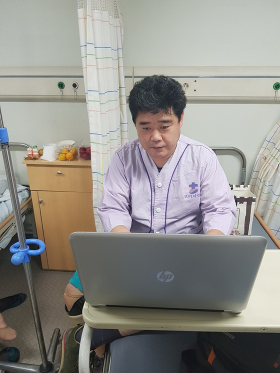 퇴원을 3개월 정도 앞둔 후부터 공인중개사 시험준비를 하기 시작해서 지금은 어느덧 5개월째 접어들었고 열공중이다. 오로지 인강에만 의존해 2018년 10월 27일 공인중개사 29회 응시예정이다. 수술과 회복과정에서 겪어왔던 그 많았던 고통을 생각한다면 세상에 못할일이 없다. [사진 김관웅]