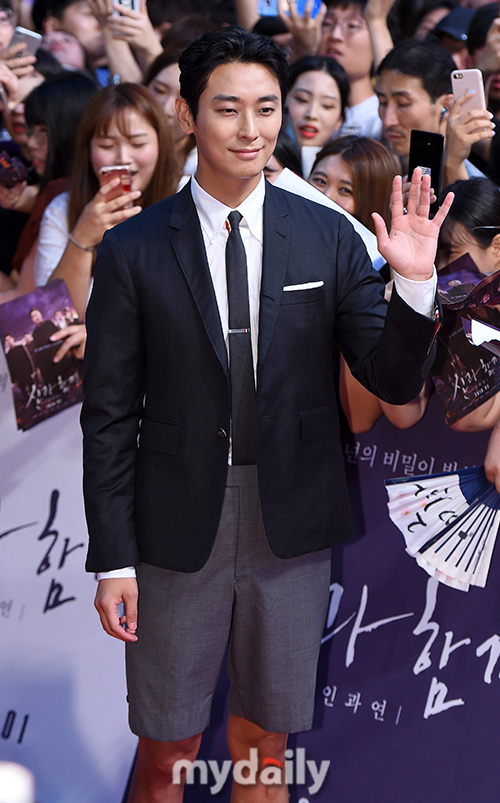 Actor Ju Ji-hoon poses at the Red Carpet, a movie Along with the Gods: The Two Worlds - Causal kite, at the Lotte World Mall atrium in Sincheon-dong, Songpa-gu, Seoul on the afternoon of the 30th.