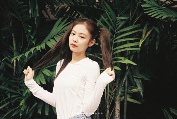 Group BLACKPINK member Jenny Kim has both attracted and lovely charm.Jenny Kim posted several Travel photos on her Instagram account on July 29.In the photo, there were various images of Jenny Kim, such as staring at the camera with Dreamy eyes, or showing off her cute face with her head.Jenny Kims exotic features and alluring aura attracts Eye-catchingFans who encountered the photos responded I am really attractive, I want to see and I always support and love.delay stock