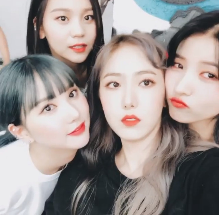 Group GFriend successfully ended its summer summer activities.GFriend said on July 30th through the official Instagram, We have finished two weeks of summer summer activities! Our buddies and members who have been together have been so hard.Everyone will spend summer this summer ~ ~ I love the loved ones. The video together shows members of GFriend kissing SinB, with a playful, cheerful atmosphere that draws attention.sulphur-su-yeon