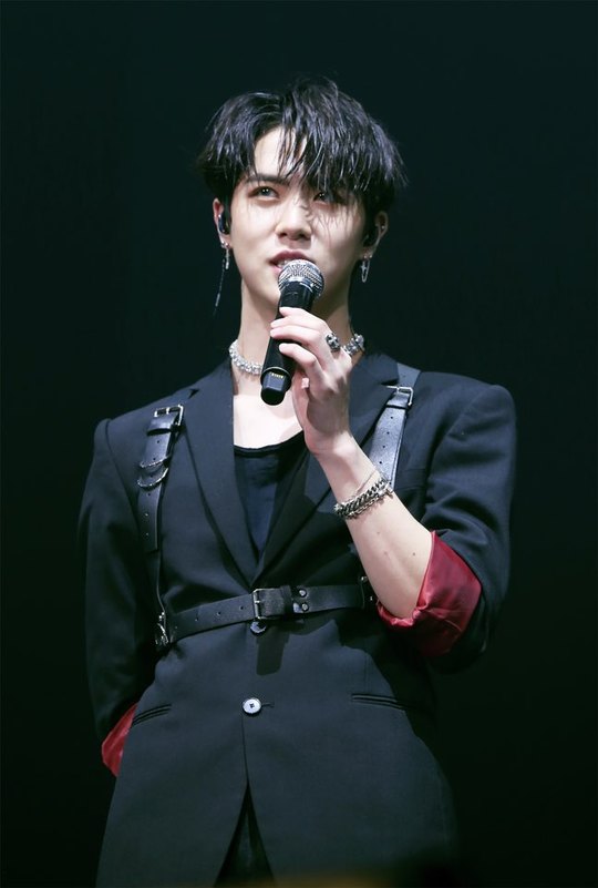 Solo artist Kim Dong Han successfully completed his first Thailand fan meeting.Kim Dong Han held the 2018 KIM DONGHAN THE 1ST FAN MEETING IN BANGKOK, the first solo fan meeting at the GMM Live House in Bangkok, Thailand on July 28, and met with local fans.Kim Dong Han, who opened the fan meeting with the stage of the first solo mini album D-DAY, Aint No Time, kindly responded to the questions of fans on the current and post-it memo boards, including the feelings he met with the Thailand fans.Kim Dong Han then enjoyed playing a game to listen to his scissors rocks with his fans, and enthusiastically enthusiastically attracted audiences with various stages such as the stage of the song and Taemins MOVE dance cover.In addition, we presented fruit juice made by the fans selected through the lottery, and presented a limited express Fan service such as shooting Polaroid photos and presenting a sign CD.In particular, JBJ colleague Kim Sang-gyun appeared in the fan meeting without notice and made Kim Dong Han and fans surprised.After the fan meeting, Kim Dong Han posted a picture taken with Kim Sang-gyun on his Instagram account and posted a message that there is only a brother in this tough world.Kim Dong Han, who finished the official fan meeting order, which was the last to be prepared for the solo debut song Sunset, showed off his fans with high touch with everyone, and continued to deliver sign posters and group photo shoots.pear hyo-ju