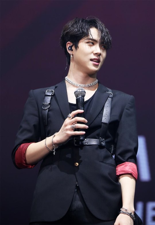 Solo artist Kim Dong Han successfully completed his first Thailand fan meeting.Kim Dong Han held the 2018 KIM DONGHAN THE 1ST FAN MEETING IN BANGKOK, the first solo fan meeting at the GMM Live House in Bangkok, Thailand on July 28, and met with local fans.Kim Dong Han, who opened the fan meeting with the stage of the first solo mini album D-DAY, Aint No Time, kindly responded to the questions of fans on the current and post-it memo boards, including the feelings he met with the Thailand fans.Kim Dong Han then enjoyed playing a game to listen to his scissors rocks with his fans, and enthusiastically enthusiastically attracted audiences with various stages such as the stage of the song and Taemins MOVE dance cover.In addition, we presented fruit juice made by the fans selected through the lottery, and presented a limited express Fan service such as shooting Polaroid photos and presenting a sign CD.In particular, JBJ colleague Kim Sang-gyun appeared in the fan meeting without notice and made Kim Dong Han and fans surprised.After the fan meeting, Kim Dong Han posted a picture taken with Kim Sang-gyun on his Instagram account and posted a message that there is only a brother in this tough world.Kim Dong Han, who finished the official fan meeting order, which was the last to be prepared for the solo debut song Sunset, showed off his fans with high touch with everyone, and continued to deliver sign posters and group photo shoots.pear hyo-ju
