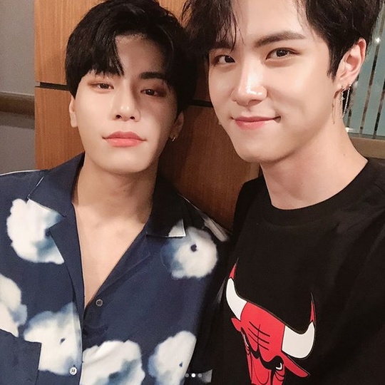 Solo artist Kim Dong Han successfully completed his first Thailand fan meeting.Kim Dong Han held the 2018 KIM DONGHAN THE 1ST FAN MEETING IN BANGKOK, the first solo fan meeting at the GMM Live House in Bangkok, Thailand on July 28, and met with local fans.Kim Dong Han, who opened the fan meeting with the stage of the first solo mini album D-DAY, Aint No Time, kindly responded to the questions of fans on the current and post-it memo boards, including the feelings he met with the Thailand fans.Kim Dong Han then enjoyed playing a game to listen to his scissors rocks with his fans, and enthusiastically enthusiastically attracted audiences with various stages such as the stage of the song and Taemins MOVE dance cover.In addition, we presented fruit juice made by the fans selected through the lottery, and presented a limited express Fan service such as shooting Polaroid photos and presenting a sign CD.In particular, JBJ colleague Kim Sang-gyun appeared in the fan meeting without notice and made Kim Dong Han and fans surprised.After the fan meeting, Kim Dong Han posted a picture taken with Kim Sang-gyun on his Instagram account and posted a message that there is only a brother in this tough world.Kim Dong Han, who finished the official fan meeting order, which was the last to be prepared for the solo debut song Sunset, showed off his fans with high touch with everyone, and continued to deliver sign posters and group photo shoots.pear hyo-ju