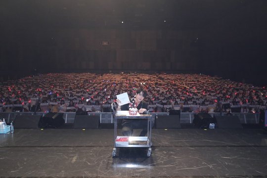 Solo artist Kim Dong Han successfully completed his first Thailand fan meeting.Kim Dong Han held the 2018 KIM DONGHAN THE 1ST FAN MEETING IN BANGKOK, the first solo fan meeting at the GMM Live House in Bangkok, Thailand on July 28, and met with local fans.Kim Dong Han, who opened the fan meeting with the stage of the first solo mini album D-DAY, Aint No Time, kindly responded to the questions of fans on the current and post-it memo boards, including the feelings he met with the Thailand fans.Kim Dong Han then enjoyed playing a game to listen to his scissors rocks with his fans, and enthusiastically enthusiastically attracted audiences with various stages such as the stage of the song and Taemins MOVE dance cover.In addition, we presented fruit juice made by the fans selected through the lottery, and presented a limited express Fan service such as shooting Polaroid photos and presenting a sign CD.In particular, JBJ colleague Kim Sang-gyun appeared in the fan meeting without notice and made Kim Dong Han and fans surprised.After the fan meeting, Kim Dong Han posted a picture taken with Kim Sang-gyun on his Instagram account and posted a message that there is only a brother in this tough world.Kim Dong Han, who finished the official fan meeting order, which was the last to be prepared for the solo debut song Sunset, showed off his fans with high touch with everyone, and continued to deliver sign posters and group photo shoots.pear hyo-ju