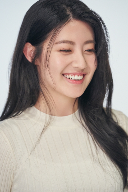 A special picture of Nam Ji-hyuns beauty was released.On July 30, the official Instagram of Management Forest released a six-piece picture cut with an article entitled On the Beauty of Nam Ji-hyun.This picture has newly illuminated the beauty of Nam Ji-hyun to maturity, chic, and refreshing beauty through different concepts and styling.The first thing that attracts attention is the Close-Up cut with the expression of Nam Ji-hyun.Nam Ji-hyun, who has entered the 16th year of actor life this year, is gradually growing up as he plays an axis of 20 actors.Nam Ji-hyuns mature beauty draws on Eye-catchingThe second pictorial featured a new look of Nam Ji-hyun, wearing a black bra top and matching a short skirt and jacket, which showed a chic yet sexy charm.pear hyo-ju