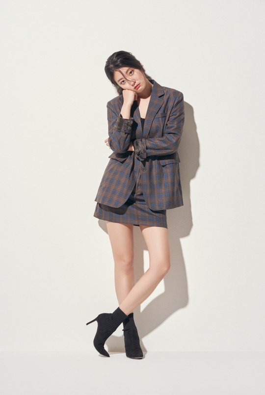 A special picture of Nam Ji-hyuns beauty was released.On July 30, the official Instagram of Management Forest released a six-piece picture cut with an article entitled On the Beauty of Nam Ji-hyun.This picture has newly illuminated the beauty of Nam Ji-hyun to maturity, chic, and refreshing beauty through different concepts and styling.The first thing that attracts attention is the Close-Up cut with the expression of Nam Ji-hyun.Nam Ji-hyun, who has entered the 16th year of actor life this year, is gradually growing up as he plays an axis of 20 actors.Nam Ji-hyuns mature beauty draws on Eye-catchingThe second pictorial featured a new look of Nam Ji-hyun, wearing a black bra top and matching a short skirt and jacket, which showed a chic yet sexy charm.pear hyo-ju