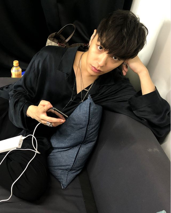 The warm-hearted current status of rapper Simon Dominic (Love, Simon Dominic) has been revealed.Simon Dominic uploaded several photos to his Instagram on July 29 with the caption: Listen to the chicken room a lot #roommatesonly.Inside the picture is Simon Dominic, sitting on a couch listening to a song; a warm-hearted visual catches the eye after changing the Hair style.sulphur-su-yeon