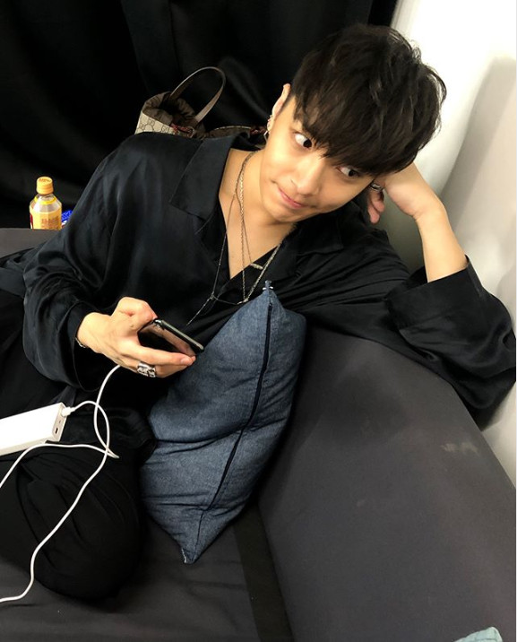The warm-hearted current status of rapper Simon Dominic (Love, Simon Dominic) has been revealed.Simon Dominic uploaded several photos to his Instagram on July 29 with the caption: Listen to the chicken room a lot #roommatesonly.Inside the picture is Simon Dominic, sitting on a couch listening to a song; a warm-hearted visual catches the eye after changing the Hair style.sulphur-su-yeon