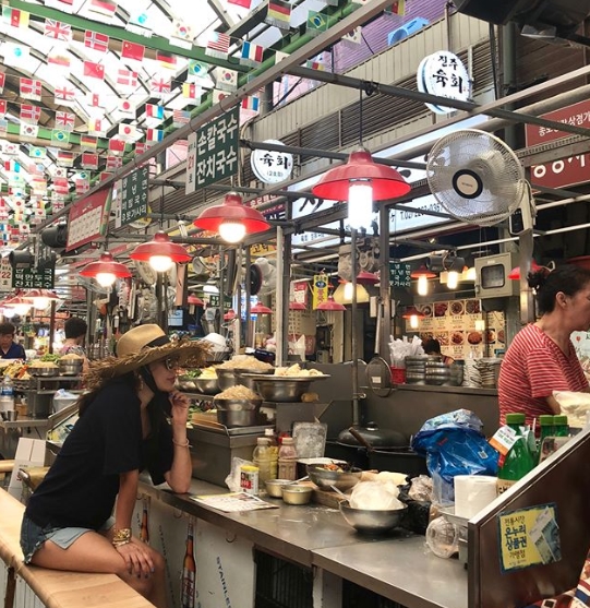 Lee Hye-Yeongs moody routine has been revealed.Broadcaster Lee Hye-Yeong wrote on his Instagram account on July 30, #Gwangjang Market #Taste-drawing #cool #WoomWoomWoomWoomWoomWoomWoomWoomWoomWoomWoomWoom #Eat...Its not hot!and posted a picture.The photo shows Lee Hye-Yeong, who visited the Gwangjang Market; the beautiful figure of Lee Hye-Yeong wearing a hat catches the eye.kim myeong-mi