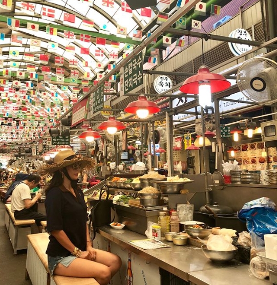 Lee Hye-Yeongs moody routine has been revealed.Broadcaster Lee Hye-Yeong wrote on his Instagram account on July 30, #Gwangjang Market #Taste-drawing #cool #WoomWoomWoomWoomWoomWoomWoomWoomWoomWoomWoomWoom #Eat...Its not hot!and posted a picture.The photo shows Lee Hye-Yeong, who visited the Gwangjang Market; the beautiful figure of Lee Hye-Yeong wearing a hat catches the eye.kim myeong-mi