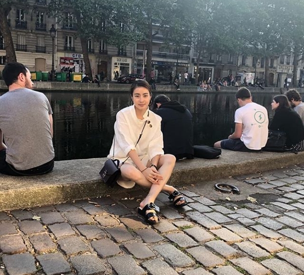 Actor Kang So-ra reveals Paris Travel photoKang So-ra posted a picture on his instagram on July 30 with an article entitled St. Martin Canal.The photo shows Kang So-ra sitting on the banks of the River Sen River in Paris, who is dressed in white and comfortable in sandals.Kang So-ras distinctive features and thin legs are noticeable.The fans who responded to the photos responded such as Gang Actor, When did you go to Paris? And Travel well and come back.delay stock