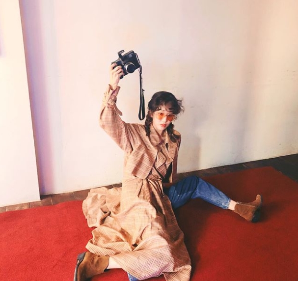 Actor Jung Ryeo-won has released a photo shoot behind-the-scenes photo.Jung Ryeo-won posted a picture on his instagram on July 30 with an article entitled September 2018 cover.Inside the picture was a picture of Jung Ryeo-won, who was wearing a long trench coat and holding a camera; Jung Ryeo-won added a cute charm with a bifurcated head.Jung Ryeo-wons unique pose is attractive.Fans who encountered the photos responded such as Wow sister style is so good, It is really cute, It is cool. I will wait for the magazine.delay stock