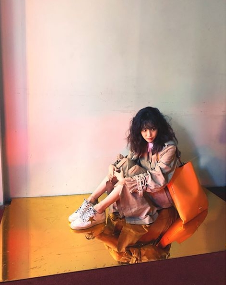 Actor Jung Ryeo-won has released a photo shoot behind-the-scenes photo.Jung Ryeo-won posted a picture on his instagram on July 30 with an article entitled September 2018 cover.Inside the picture was a picture of Jung Ryeo-won, who was wearing a long trench coat and holding a camera; Jung Ryeo-won added a cute charm with a bifurcated head.Jung Ryeo-wons unique pose is attractive.Fans who encountered the photos responded such as Wow sister style is so good, It is really cute, It is cool. I will wait for the magazine.delay stock