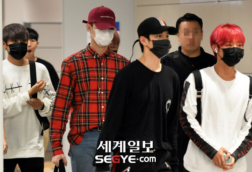 Group Wanna One Park Woo-jin, Lai Kuan-lin, Ong Seong-wu and Park Ji-hoon (left) are leaving the airport after returning home through Incheon International Airport Terminal 2 after finishing their overseas schedule on the afternoon of the 30th.
