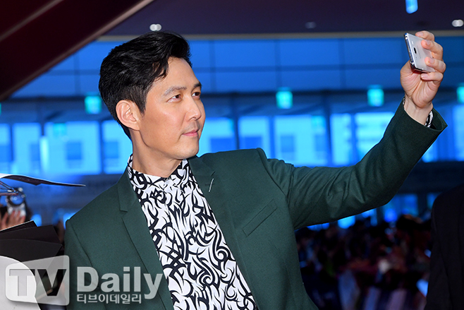 The movie Along with the Gods: The Two Worlds - Causal Yan (director Yong-hwa Kim and production Realize Pictures) Red Carpet Event was held at the Lotte World Mall atrium in Sincheon-dong, Songpa-gu, Seoul on the afternoon of the 30th.Actor Lee Jung-jae, who attended the event, is stepping on Red Carpet.Along with the Gods: The Two Worlds - Causal kite will be released on August 1 as a film about the story of the late Samchasa, who is about to be reincarnated for the last 49th trial, meeting Sungju Shin, who remembers their past a thousand years ago, and visiting the secret kite that has been lost and crossed the past.With God Red Carpet Event