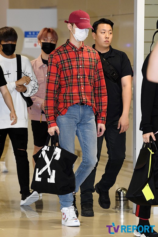 Lai Kuan-lin of the group Wanna One returned home through the Incheon International Airport Terminal #2 after finishing their overseas schedule on the afternoon of the 30th.