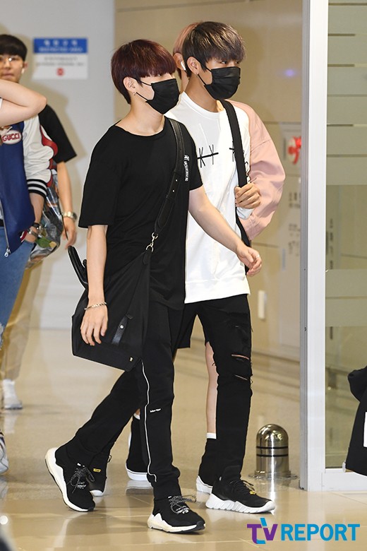 Ha Sung-woon and Park Woo-jin of the group Wanna One returned home through the Incheon International Airport Terminal #2 after finishing their overseas schedule on the afternoon of the 30th.