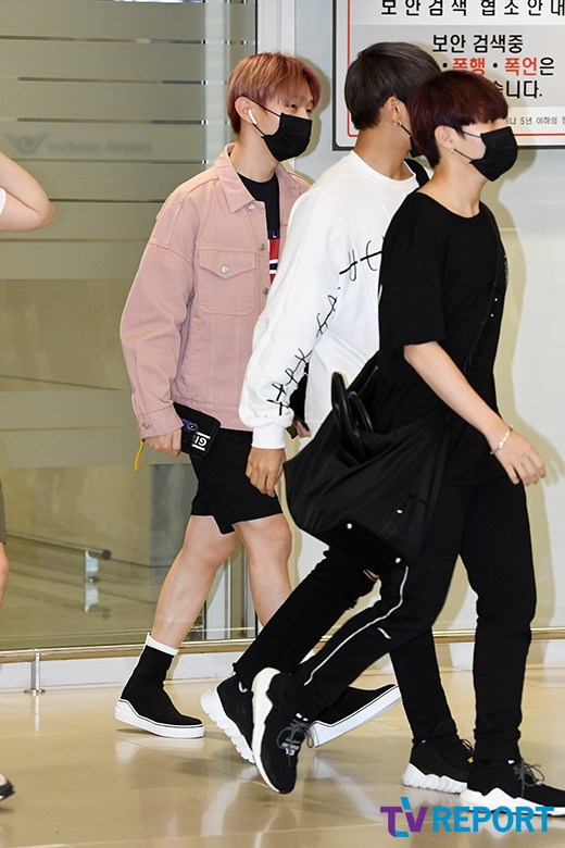 Yoon Ji-sung, Park Woo-jin and Ha Sung-woon of the group Wanna One returned home through Incheon International Airport Terminal # 2 after finishing their overseas schedule on the afternoon of the 30th.