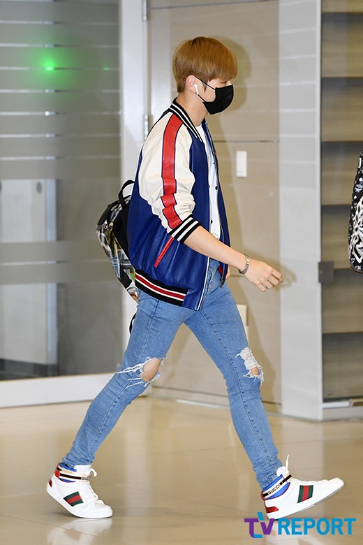 Kang Daniel of the group Wanna One returned home through the Incheon International Airport Terminal #2 after finishing his overseas schedule on the afternoon of the 30th.