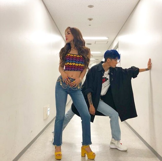 Group f (x) Luna has released a photo with Amber Liu.Luna posted a picture on her 30th day with an article entitled Lunver has been a long time ~ I meet again and koala on her instagram.Luna in the open photo poses with Amber Liu in the corridor of a building.Luna is showing off her legs with her hands on her waist, and Amber Liu is showing intense eyes with walls, attracting Eye-catching.Meanwhile Luna and Amber Liu recently attended the SMTOWN concert in Osaka.Photo: Luna SNS