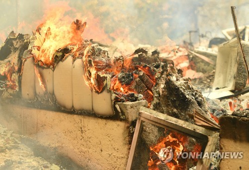 캘리포니아 케스윅에서 한 집이 불에 타 흔적만 남았다. [AFP=연합뉴스]