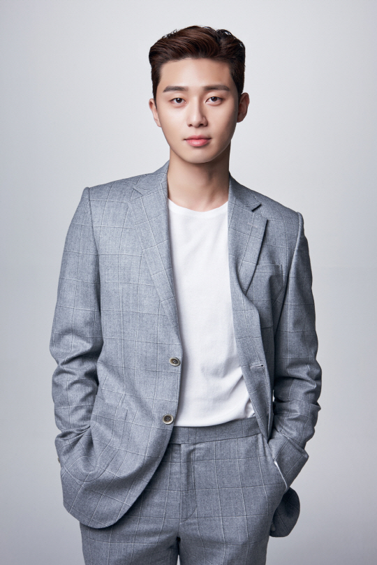 I met Actor Park Seo-joon who finished the TVN drama Why would Secretary Kim do that (hereinafter referred to as Secretary Kim) .Kim Secretary is a work that contains the romance of the narcissist vice chairman who has everything from wealth, face, and skill, but has been united with his own love and the secretary who has fully assisted him.Park Seo-joon played the role of Lee Yeongjun vice chairman.Lee Yeongjun was a person who lived in the heavenly world with abduction trauma hidden by excessive narcissism and confidence.Then, he finds Park Min-young, who was kidnapped together, and faces a turning point in his life.Park Seo-joon reaffirmed the reputation of Loco Bulldozer by perfectly embodying the painful wound of Lee Yeongjun, who had to live alone in a past that was difficult to cope with, and the world-wide romance with Park Min-young.Thanks to his hard carry, Kim Secretary recorded a ratings of nearly 10%, and it was the first place in the terrestrial drama.Park Seo-joon and Park Min-youngs lover Chemie have made a big headline throughout the broadcast.Especially, the first bad god of the two hit the online and awakened the obscene demons that were asleep in viewers.Scenes like that are very hard for the person who plays.I relied on the bishop a lot and tried to explain the progress of the current relationship between the two people as naturally as possible by reflecting the field nature as much as possible.Even if there is bad god, it does not matter whether it is the first night or the night of a long-time lover. I think that the bad god became an issue because it came from the atmosphere rather than the feeling that the scene was dirty.I think there are a lot of issues because of the feeling that I have been dragging since the first time. So does the kissing god.I thought that romantic comedy rather than a lot would come out of this, and I think what I always said with my coach is that the ending goes in half.But there was always such a scene at the ending point that it seemed to come in bigger. There was a kissing scene unbuttoning the ribbon in the 13th ending.I was taking a connection, and the smile came in a ribbon-like dress, and it was entirely because the smile was a costume choice, so I wanted to do it well.As soon as I saw it, I felt that the solution of this scene was created and it was easier than I thought.Kiss Shin and others concentrate on acting, but when they rehearse or shoot, they wonder how to move and get more beautiful.The process was difficult.The first kiss was from Artcent, but nowadays, I think that the male character is more likely to respond to the audience when the female character is leading than the leading one.The smile was more proactive, more active, and more charismatic. It seemed to be a more important issue.I think that the last time I had an impact kissing god, I had a wardrobe kissing god, and it was very narrow.It was not a scene that could be changed a lot. It seems to have been the opportunity to confirm the minds of the two people who have endured while directing two shots.And there seems to be an issue because there is a strange atmosphere given by the space called the wardrobe. Park Seo-joon continued his praise for Park Min-young, who worked together.It was naturally awkward because I was acting with Park Min-young for the first time; anyway, the goal consciousness that we wanted to do this work well was the same.Because both of them have the same goal, I was able to talk about the work without any hesitation. I want to trust my opponents opinion.I think the same is true of my opponent, as I do of Lee Yeongjun. I talked a lot.But there was much more in common than disagreement, and the director coordinated a lot in it, so I think that perfect breathing could come out.In fact, when I first saw the script, I thought that the only complete character, the character that catches the center, was a smile.I thought it would be convincing when the smile was so focused because the other character was so personal. I tried to ask a lot about emotions.I felt like I had been shooting for more than a year, but I was about three and a half months.It is ridiculous to shoot 16 episodes during that period, and the script work process has been lengthened in the middle, and I have been in a hurry with the casting being delayed.After everything was cleared up, the broadcast date was not long before the director asked me to postpone the filming a little, so it was broadcast about two weeks later.Everything was decided and unraveled in a stroke, and even though there was such a process, it seems to have created a good work in a short period of time.So, Kim Secretary was the end of the story with Park Seo-joon and Park Min-youngs romance rumor.I think the romance rumor story will continue to be plastered - Im confident I can handle it - my wish is that the drama will be more illuminated.It was a pity that the works that we worked so hard on each other were illuminated from the day after the drama ended.After the romance rumor, we all called. I heard about it. There was a story about Park Seo-joon plugging in Park Min-young.Thats ridiculous. Im not making dramas with my money. Casting is the directors job and I dont think my breath can fit.The director asked me if I could recommend the role of the doctor and the sex act because I was the first to cast.I always say, but I think it is a relationship to do the work. When the casting is completed and started, I think I should accept it as a relationship and do well.I say I put it in, but I am not that breathless.It took me a long time to finalize casting to do this drama, but I do not think it makes sense to say who I want to do it with.As a result, I think that such a word can come out because this work is good, and as a result, I think that such a word came out because the smile and Young Jun fit well.So I dont just think badly.Even after the romance rumor, the teamwork for Kim is solid.Nothing changed. We talk about our own recent affairs. We talk about trivial things. We have family members, we have brothers, we have never seen each other.It is easy to talk about it in the field because it is the first time I have seen it in my work.When I first entered college, I did it by introducing myself as if freshmen were a few classes of people, so I became close by storing numbers, contacting each other, and joking.So is there no possibility that the two will develop into real lovers?You have to think that this person is pretty because of his role in your work and act on his merits. Of course, you have a good feeling.I dont know what the possibilities are, because I dont know what people do, and I think its a very long-term problem.It was one of the actors I wanted to play with in it. It is a great honor to meet with you this time.Im most afraid to ask what to do when Im acting with someone whos taking my breath when Im acting in the same situation, regardless of age and gender.I dont want to talk about it, and I dont think its the part that touches the acting part that is directly connected to pride, but I just get to know it so that I can easily ask it.I think it is important to get close soon, but it was not difficult to ask about the work because it was not originally unknown and had a common purpose consciousness.So it was not difficult to breathe even though there were many gods to attach to them. Photos: Awesome-Entity
