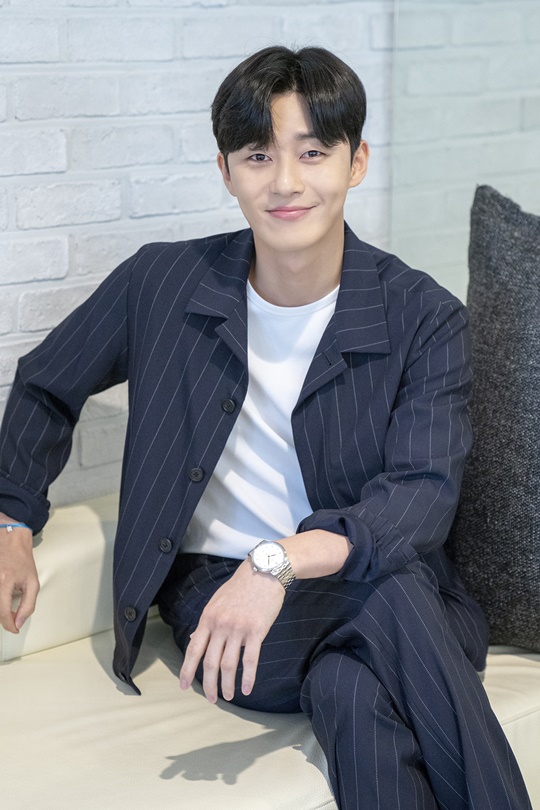 Actor Park Seo-joon opened up about Uniform Number that set fire to romance rumor.Park Seo-joon has unraveled a candid story about his romance rumor with Park Min-young at the TVN drama Why Secretary Kim Will Do It at a cafe in Nonhyeon-dong, Gangnam on the afternoon of the 31st.Usually, the story of the work is a place to come and go, but only a few days before the romance rumor was raised. Park Seo-joon did not avoid the related questions.He also gave a clear explanation for the uniform number that set the fire to the two romance rumor.Previously, netizens gave a special meaning to Park Seo-joons uniform number, which is a member of the entertainer baseball team, and now Number 34 is like Park Min-youngs birthday, a romance rumor opponent.Park Seo-joon said, I think it is enough to see it. When I first entered the celebrity baseball team, the number I wanted to do was 27.I was only 28 times away at the time, so I had no particular meaning. He also said that he would change his uniform to 34 because he changed his uniform before the Gocheok Dome charity game.I am a major league credit, and the number of aces is 34. In particular, Park Seo-joons story is that Noah Cinderguards number 34, who was a regular fan of the New York Mets, is also inspired by the player and has a reason for Choices.Noah Cindergard is a pitcher nicknamed Thor, and he has a reason for Choices because he is attracted to him, he said, and said, I was worried about whether to tell the truth because I was just saying that it was an excuse.He also said, I have done a lot of work on various evidence that has been popped up online.I did not make any sense whether I went on a trip together or whether the items overlap, he said. At first, I wanted to show my immigration date.But I wondered if I needed to do that without doing anything wrong. Fashion lovers often have something that was popular at the time.I have all the items I have, and I thought that those who want to believe so were made up, so I wanted to explain it. The overlap of the travel area is also due to work, and you say that the photo is a devotee, but I do not know how it was done.Because of these parts, I thought that it might be awkward as an actor who did the same work.But it is not true, but I do not think it is strange to be awkward.  Usually, when a work is finished, stories like love air often come out.I think it is because the works are loved so much. On the other hand, Park Seo-joon appeared as Lee Yeongjun, a narcissist who was united with his own love in the TVN drama Why Secretary Kim Will Do It (playplayplay by Baek Gun-woo Choi Bo-rim, director Park Joon-hwa) which ended on the 26th.Lee Yeongjun got a great response from viewers by performing a sweet romance with secretary Kim Mi-so, who has assisted him with a perfect man with everything including wealth, appearance, and skills.Photos: Awesome-Entity