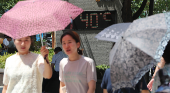 서울 최고기온이 38도 이상까지 치솟는 등 찜통더위가 절정을 이룬 31일 서울 성수동의 한 공원에 설치된 온도계가 40도를 가르키고 있다. [뉴스1]