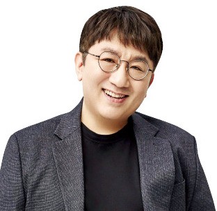 CJ ENM, the largest comprehensive media company in Korea, will establish an entertainment company in cooperation with Big Hit Entertainment, a large YG Entertainment company.The goal is to develop a global Idol group that will lead the next generation of Korean Wave by combining CJ ENMs ability to produce content, which has succeeded in audition programs such as ProDeuce101 and SuperstarK, and Big Hits star-raising system, which created World Star BTS.According to the investment banking industry on the 31st, CJ ENM and Big Hit submitted a corporate union report to the Fair Trade Commission to establish a joint entertainment company (tentative name Bilip and Belief), which owns 51% and 49% of the shares, respectively.If a company with sales of more than 300 billion won becomes a major shareholder of a joint venture, it should be reported to the FTC.The joint venture is CJ ENMs first project to become a global content company, which was newly launched in July after CJ O Shopping merged with CJ E & M.Big Hit is aiming to change the perception of the entertainment industry Big 3 structure formed by SM, JYP and YG through collaboration with CJ.The joint venture plans to produce audition programs for World, including Korea United States of America China Japan, with YG Entertainment to discover and nurture the global Idol group.The establishment of this joint venture is a long-time business based on the judgment that CJ Group, which aims to become the No. 1 global content company, will bring up the Idol group directly.As Big Hit, which plays all areas of album production such as composition, choreography, and music video, became a partner, the establishment of a joint venture was on the rise.Collaborating with Big Hit will be a new stepping stone to the leap, said a media source. The change in perception of the entertainment industry has become inevitable, he said.CJ ENM, which started in July, has thrown a winning bid to establish a joint entertainment company (tentative name Billyf) to grow into a global content company, advocating media commerce that combines content and commerce.We believe that we can lead the next generation K-pop Hallyu and create a new profit model by directly discovering and nurturing Idol beyond broadcasting program production.Big Hit Entertainment (Big Hit) is signaling a change in the market in the enter industry as it gets a powerful ally called CJ ENM.CJ Global Content No. 1 Starts Top ModelCJ ENM evaluated the joint venture with Big Hit as the first stepping stone of Top Model to become the worlds No. 1 content company.After returning to management last year, Lee Jae-hyun, chairman of CJ Group, started to create the worlds No. 1 company with the slogan World Best CJ.Big Hit, who led BTS to the top of the Billboard album chart and created a different Korean Wave, was named as a partner, which is also considered a stepping stone in the global market.The Idol group is expected to be used to connect CJ ENMs broadcasting content production capabilities to strengthening sales capabilities of home shopping.This is because there can be various synergy opportunities through indirect advertisement using stars.One example is that Wanna One member Kang Daniel, who became a star through ProDeuce101 Season 2, continued his march with a tint on his lips for a while on the air.As BTS achieved World success, its sales of Big Hit last year increased 163% year-on-year to 92.4 billion won and operating profit increased 214% to 32.5 billion won.According to the sales composition, sales of products such as music and Goods increased by 129% to 46.4 billion won, and performance revenue increased by 202% to 15.2 billion won.The revenue from the performance fee (9.3 billion won) and the revenue from the advertising model (6.2 billion won) also increased by more than 300%.BTS was recorded as Koreas biggest global hit product last year, said an enter industry official. Global Idol has unlimited direct and indirect added value created by cultural products.Next Generation K-pop Hallyu ProjectCJ ENM and Big Hit Entertainment will launch a joint venture in August to create an audition program to discover talented people hidden in World, including Korea, United States of America, China, Japan and Europe, as well as to grow into stars.It is a global expansion of the audition Idol selection program ProDeuce series.When the joint venture is launched, it will enter the program YG Entertainment and air in the first half of next year.The existing ProDeuce series was used as a stage for Idol singers or trainees of small and medium-sized agencies to show their faces.However, the joint ventures audition program focuses on finding wonseoks that do not have an agency, as it presupposes a contract with a joint venture.It is different from the existing method in that it opens up both the possibility of solo and group debut.The ProDeuce series composition, which is ranked through fans votes and the growth Kahaani of the contest process is linked to fandom, is maintained.CJ Group was a partner of a joint venture and picked up a big hit early, led by Bang Si-hyuk (pictured).Based on the solid Kahaani, Big Hits production ability to capture the growth process of its members in music is the best in the industry.If the CJ Group, which controls the broadcasting content market, is going to make Idol, there will be a change in perception in the entertainment industry, said an enter industry official.Changing Perceptions in the Enter IndustrySince the former CJ E&M aired ProDeuce101 in 2016, the ProDeuce series has been a big topic in the entertainment industry.The Idol group, which has been popular in recent years, has been divided into groups from large agencies such as SM, YG, and JYP, or from the ProDeuce series.It is said that BTS is the only exception.However, the ProDeuce series did not exceed the Meru of the project group.The members who grew up as stars through the program had to return to their existing agency after one year of contract with CJ.The group Io Ai (I.O.I), who made his name known as ProDeuce101 Season 1, was scattered and debuted as a group of ball clubs, space girls, Wikimiki and Pristin.For this reason, CJ Groups profits from them were minimal.The establishment of the joint venture is analyzed as a way to solve the Meru of the project group at once.CJ ENM plans to integrate the know-how accumulated by producing a number of audition programs such as ProDeuce series, SuperstarK, and Showtime Money.Big Hit also has the opportunity to raise corporate value because there are no other star singers other than BTS.The company value of Big Hit is estimated at about 800 billion won. Many say that the market capitalization can exceed 1 trillion won when listed.This is more than SM (870.5 billion won), JYP (772 billion won), and YG (596.5 billion won).Market Insight Fair .. Announcement of corporate combination .. Enter industry perception change CJ platform + big hit Star making .. Global contents market shake CJ ENM and big hit, joint venture entertainment company launches perception change CJs global top project broadcasting and home shopping linkage .. Using the global base as a profit model,