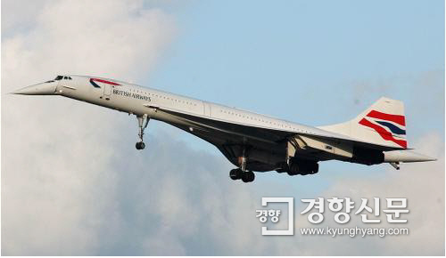 영국 브리티시 항공 소속 초음속 여객기 콩코드가 2003년 10월24일 마지막 비행을 마치고 영국 런던 히드로 국제공항에 착륙하고 있다. 경향신문 자료사진