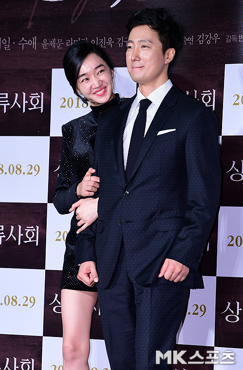 The movie High Society production briefing session was held at the entrance of Lotte Cinema Counter in Seoul on the 31st.Park Hae-il, Soo Ae have photo time.