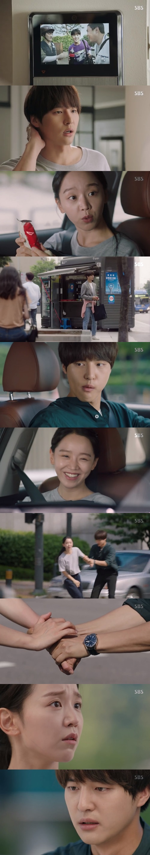 Yang Se-jong burst into softie inside charmOn the SBS monthly drama 30 July, Thirty but Seventeen 5-6 times (playplayed by Cho Sung-hee/directed assistant), Yang Se-jong considered Wu Seo-ri (Shin Hye-sun).Gong Woo-jin let Usuri stay in the stairwell for a month and then said, Please keep your promise to stay quiet and keep your promise.However, the distance was not only User, but also his nephew Yu Chan (Ahn Hyo-seop) and his friends broke down.First, Utheri made it impossible to say that he knew more about his dog Duckgu and his family condition than Gong Woojin.Deokgu ate better when he was with Utheri, and Utheri put the dying flower in the place of the place.Gong Woo-jin was impressed by the flowerpot that was revived while leaving the flowerpot as it was.Friends of Yu Chan Han Deok-soo (Cho Hyun-sik) and Dong-Hae Bum (Lee Do-hyun) did not care what kind of expression Gong Woo-jin had, and ordered the Way Home courier service and various delivery foods of Gong Woo-jin, making Gong Woo-jin troublesome.Gong was sweating and organizing the courier service, and daily life was difficult to receive the delivery food. Here, Han Duck-soo and Dong-Hae were constantly asking questions and recommending meals.Gong Woo-jin said, Why do they deliver our Way Home courier ... No, why do they deliver it here? But did not say a word in front of Han Duck-soo Dong-Hae.I soon noticed the good heart of such a good person.Utheri was excited about going to work as a temporary instructor for the violin infant class, and Gong Woo-jin unexpectedly received a cancellation notification call instead.Gong Woo-jin tried to leave a note to Usuri, but he forgot to receive a urgent call, and eventually informed Usuri of his cancellation.Utherly was a little bit tinged, and then said, Ive been crying a lot lately, but Im cool because Im out of it.Uthery also said, The Man from Nowhere, not so much, but a little bit of a nice person.It seems to be a good person to know even if it looks stiff. The Man from Nowhere and Do not interpret it at will.I just happened to get that call. Im not going to have to worry about it anymore.Yoo Gyeong-sang