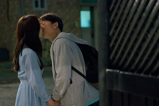 The first kiss scene on the alleyway was captured, sweeter than the honey of Ji Sung and Han Ji-min, who know wife.TVNs new tree drama Knowing Wife (directed Lee Sang-yeob, playwright Yang Hee-seung, production studio Dragon, and Green Snake Media), which will be broadcasted on August 1, will be on July 31, the day before the first broadcast, and the thrill of the five-year-old real-life couple Cha Ju-hyuk and Han Ji-min, Moon Nights first kiss is revealed to stimulate curiosity.Knowing Wife is an if romance that depicts a fateful love story that has changed the present with one choice.In addition to the imagination that anyone would have thought about once on the reality of sniping empathy, the level of satisfying both empathy and romance raises expectations by foreseeing different romances.Lee Sang-yeob and Yang Hee-sung, who are well-known for romantic comedy of warm sensibility where humanism is alive, are in harmony with viewers.The photo shows the love days of Cha Ju-hyuk and Seo Woo-jin, a married couple in their 5th year of marriage, who became indifferent to each other due to the harsh reality.The two people who do not know how to take the light toward each other throughout the walk through the alleyway with their hands are lovers in love.Ji Sungs romantic eyes and Han Ji-mins lovely smile, which is lovely from head to toe, amplifies the excitement with simkung visual chemistry.Ji Sung and Han Ji-min, who are approaching each other with an unstoppable attraction, summon the memories of the first kiss.Kimi Jangin, Ji Sung and Han Ji-min are interested in if romance, which will meet viewers romance and shoot sympathy with romantic synergy.Ji Sung is divided into wife at home, and Cha Ju-hyuk, the most explosive explosion to the boss outside, and Han Ji-min is transformed into a working mom Seo Woo-jin, who is busy between work and family.From the days of love and love to the appearance of the couple in the fifth year of marriage, it is expected to be released with the most realistic and exciting acting.kim myeong-mi