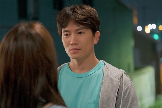 The first kiss scene on the alleyway was captured, sweeter than the honey of Ji Sung and Han Ji-min, who know wife.TVNs new tree drama Knowing Wife (directed Lee Sang-yeob, playwright Yang Hee-seung, production studio Dragon, and Green Snake Media), which will be broadcasted on August 1, will be on July 31, the day before the first broadcast, and the thrill of the five-year-old real-life couple Cha Ju-hyuk and Han Ji-min, Moon Nights first kiss is revealed to stimulate curiosity.Knowing Wife is an if romance that depicts a fateful love story that has changed the present with one choice.In addition to the imagination that anyone would have thought about once on the reality of sniping empathy, the level of satisfying both empathy and romance raises expectations by foreseeing different romances.Lee Sang-yeob and Yang Hee-sung, who are well-known for romantic comedy of warm sensibility where humanism is alive, are in harmony with viewers.The photo shows the love days of Cha Ju-hyuk and Seo Woo-jin, a married couple in their 5th year of marriage, who became indifferent to each other due to the harsh reality.The two people who do not know how to take the light toward each other throughout the walk through the alleyway with their hands are lovers in love.Ji Sungs romantic eyes and Han Ji-mins lovely smile, which is lovely from head to toe, amplifies the excitement with simkung visual chemistry.Ji Sung and Han Ji-min, who are approaching each other with an unstoppable attraction, summon the memories of the first kiss.Kimi Jangin, Ji Sung and Han Ji-min are interested in if romance, which will meet viewers romance and shoot sympathy with romantic synergy.Ji Sung is divided into wife at home, and Cha Ju-hyuk, the most explosive explosion to the boss outside, and Han Ji-min is transformed into a working mom Seo Woo-jin, who is busy between work and family.From the days of love and love to the appearance of the couple in the fifth year of marriage, it is expected to be released with the most realistic and exciting acting.kim myeong-mi