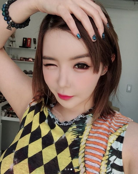 Park Bom, a former group two-aniwon (2NE1), showed off her watery beauty.Park Bom posted a picture on his instagram on July 31 with an article entitled Leave your hair as a back. memorial to go back with long straight hair.Inside the photo was a picture of Park Bom, a bobbed hair, winking as he looked at the camera.As recently declared to be doing Diet, the sleek jawline attracts Eye-catching.The fans who responded to the photos responded such as Please come back soon, It is really beautiful and I want to see.delay stock