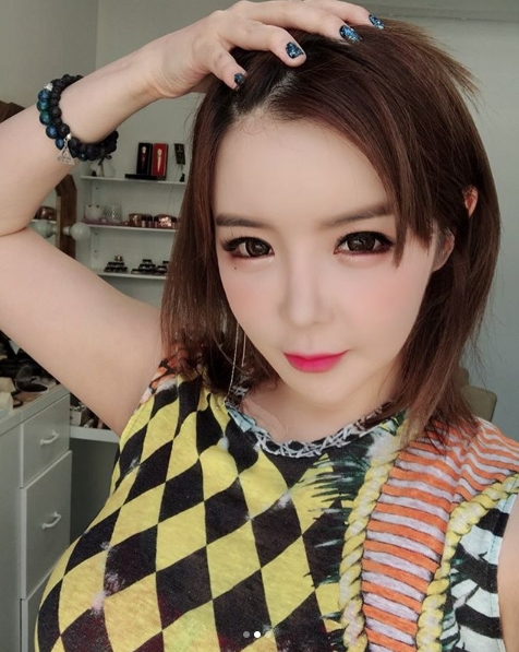Park Bom, a former group two-aniwon (2NE1), showed off her watery beauty.Park Bom posted a picture on his instagram on July 31 with an article entitled Leave your hair as a back. memorial to go back with long straight hair.Inside the photo was a picture of Park Bom, a bobbed hair, winking as he looked at the camera.As recently declared to be doing Diet, the sleek jawline attracts Eye-catching.The fans who responded to the photos responded such as Please come back soon, It is really beautiful and I want to see.delay stock