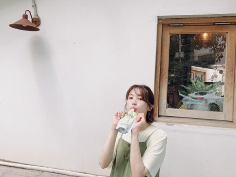 Jung So-min flaunted her watery beautiful lookActor Jung So-min posted a recent photo on his instagram on July 30th.Jung So-min in the photo matches One Piece to Bobbed hair, creating a pure and lovely atmosphere.Beautiful looks are impressive during Jung So-min, which seems to be getting younger.kim ye-eun