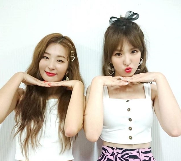 A Waiting Room photo of the group Red Velvet, which is about to come back, has been released.SM Entertainment, a subsidiary company, presented a picture of singers preparing for a concert at SMTOWN LIVE 2018 IN OSAKA Waiting room through SM Town official Instagram on July 31st.The photo shows Irene, Swisty, Wendy, Joey and Yeri taking a selfie with a cute pose and expression using the Waiting room break.They all show off their own images of the India Summer Queen.Red Velvet will make a comeback with his new mini album Summer Magic (India Summer Magic) at 6 p.m. on the 6th.The album will feature a total of 7Tracks, including six new songs including the title song Power Up and bonus tracks.The title song Power Up is an addictive uptempo pop dance track with a plump 8-bit game source and cute hooks.hwang hye-jin