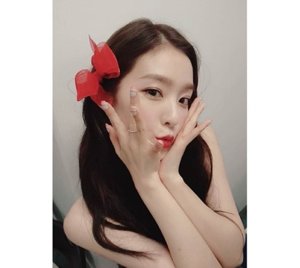 Red Velvet Waiting room ahead of comeback <p>Waiting room picture of group Red Velvet ahead of comeback was released.</p><p>Affiliation office SM entertainment side showed photographs of singers who prepare concerts at SMTOWN LIVE 2018 IN OSAKA Waiting room on the morning official SM Town morning on July 31 morning.</p><p>For the published pictures, Irene and wisdom, Wendy, Joy, sharpness were put in the Waiting room taking a break and using a cute pose and facial expression taking a gonzo. Everything boasts of Kings down visual at the end of Summer Queen, attracts attention.</p><p>Red Velvet will come back at 6 pm on the 6th, a new Mini Album Summer Magic (Summer Magic). In this album there are 6 new songs including title song Power Up (power up) and a total of 7 songs up to the bonus tracks are recorded.</p><p>The title song Power Up is a powerful 8-bit game source and cute hooks that are plump and fascinating addictive up-tempo pop dance songs.</p>