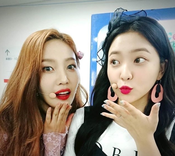 A Waiting Room photo of the group Red Velvet, which is about to come back, has been released.SM Entertainment, a subsidiary company, presented a picture of singers preparing for a concert at SMTOWN LIVE 2018 IN OSAKA Waiting room through SM Town official Instagram on July 31st.The photo shows Irene, Swisty, Wendy, Joey and Yeri taking a selfie with a cute pose and expression using the Waiting room break.They all show off their own images of the India Summer Queen.Red Velvet will make a comeback with his new mini album Summer Magic (India Summer Magic) at 6 p.m. on the 6th.The album will feature a total of 7Tracks, including six new songs including the title song Power Up and bonus tracks.The title song Power Up is an addictive uptempo pop dance track with a plump 8-bit game source and cute hooks.hwang hye-jin