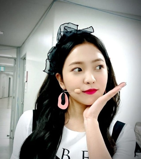 Red Velvet Waiting room ahead of comeback <p>Waiting room picture of group Red Velvet ahead of comeback was released.</p><p>Affiliation office SM entertainment side showed photographs of singers who prepare concerts at SMTOWN LIVE 2018 IN OSAKA Waiting room on the morning official SM Town morning on July 31 morning.</p><p>For the published pictures, Irene and wisdom, Wendy, Joy, sharpness were put in the Waiting room taking a break and using a cute pose and facial expression taking a gonzo. Everything boasts of Kings down visual at the end of Summer Queen, attracts attention.</p><p>Red Velvet will come back at 6 pm on the 6th, a new Mini Album Summer Magic (Summer Magic). In this album there are 6 new songs including title song Power Up (power up) and a total of 7 songs up to the bonus tracks are recorded.</p><p>The title song Power Up is a powerful 8-bit game source and cute hooks that are plump and fascinating addictive up-tempo pop dance songs.</p>