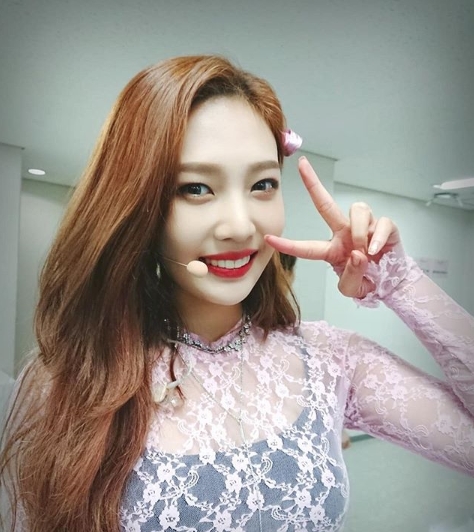 Red Velvet Waiting room ahead of comeback <p>Waiting room picture of group Red Velvet ahead of comeback was released.</p><p>Affiliation office SM entertainment side showed photographs of singers who prepare concerts at SMTOWN LIVE 2018 IN OSAKA Waiting room on the morning official SM Town morning on July 31 morning.</p><p>For the published pictures, Irene and wisdom, Wendy, Joy, sharpness were put in the Waiting room taking a break and using a cute pose and facial expression taking a gonzo. Everything boasts of Kings down visual at the end of Summer Queen, attracts attention.</p><p>Red Velvet will come back at 6 pm on the 6th, a new Mini Album Summer Magic (Summer Magic). In this album there are 6 new songs including title song Power Up (power up) and a total of 7 songs up to the bonus tracks are recorded.</p><p>The title song Power Up is a powerful 8-bit game source and cute hooks that are plump and fascinating addictive up-tempo pop dance songs.</p>