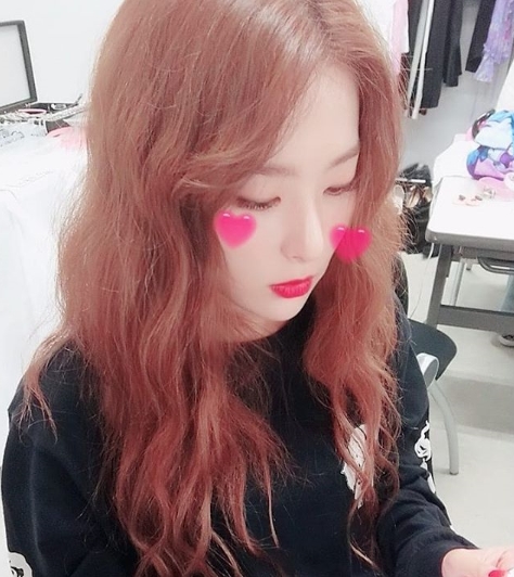 Red Velvet Waiting room ahead of comeback <p>Waiting room picture of group Red Velvet ahead of comeback was released.</p><p>Affiliation office SM entertainment side showed photographs of singers who prepare concerts at SMTOWN LIVE 2018 IN OSAKA Waiting room on the morning official SM Town morning on July 31 morning.</p><p>For the published pictures, Irene and wisdom, Wendy, Joy, sharpness were put in the Waiting room taking a break and using a cute pose and facial expression taking a gonzo. Everything boasts of Kings down visual at the end of Summer Queen, attracts attention.</p><p>Red Velvet will come back at 6 pm on the 6th, a new Mini Album Summer Magic (Summer Magic). In this album there are 6 new songs including title song Power Up (power up) and a total of 7 songs up to the bonus tracks are recorded.</p><p>The title song Power Up is a powerful 8-bit game source and cute hooks that are plump and fascinating addictive up-tempo pop dance songs.</p>