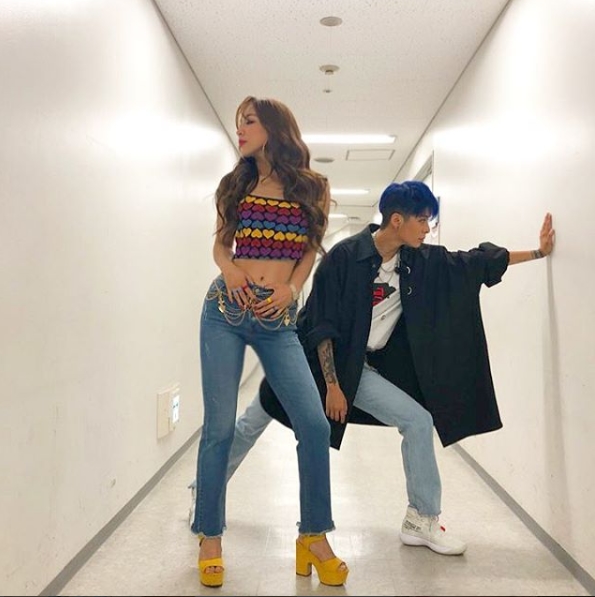 Group f(x) members Luna and Amber Liu shared their recent news.Luna posted a photo on July 31 with an article entitled Cute Pretend on her instagram.The photo shows Luna and Amber Liu smiling brightly with their heads in front of each other; Luna points to earrings, and Amber Liu poses V.Amber Lius blue hairstyle stands out - the pairs cute Beautiful looks also attract Eye-catching.The fans who responded to the photos responded, When will you come back?, It is really cute, not chuck, and Please join the whole members.delay stock