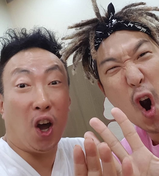 Park Myeong-su and Hahas affectionate selfie have been unveiled.The comedian Park Myeong-su posted a picture on his instagram on July 31 with an article entitled Hawasu. Its been a long time.The photo shows Park Myeong-su and Haha looking at the camera and making a playful look.The Infinite Challenge family that I met for a long time is impressive.kim myeong-mi