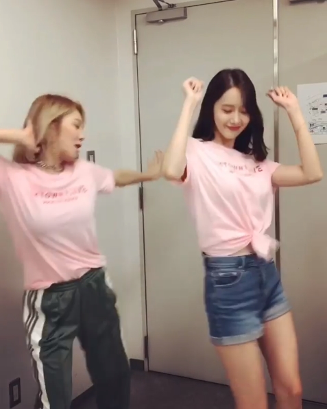 Group Girls Generation members Im Yoon-ah and Hyoyeon showed off their playful looks.Hyoyeon wrote on his Instagram account on July 31, kiki, do you love me?(The Lapper Drake hit In My Feelings refrain) and posted the video.In the video, Im Yoon-ah and Hyoyeon are in Kiki Challenge.Kiki Challenge is a play that takes a video of dancing to Drake In My Feeling and uploads it to SNS.Im Yoon-ah and Hyoyeon, dressed in pink T-shirts, show off their extraordinary dance moves; the pair are beaming and venting their excitement.The cute looks of Hyoyeon and Im Yoon-ah stand out.delay stock